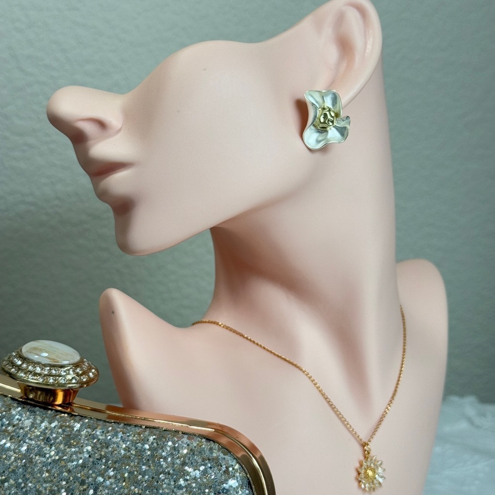 Floral Design Gold and Cream Earrings - Picture 6 of 7